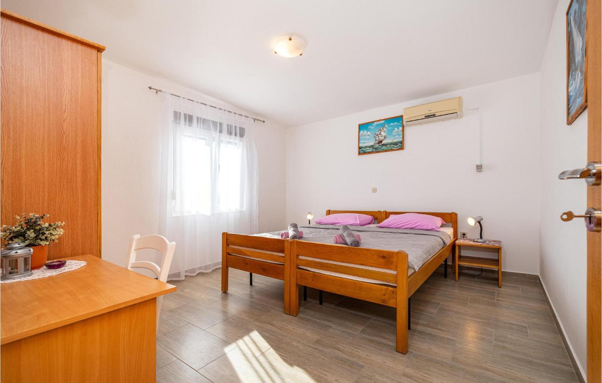 Awesome apartment in Rovanjska with 4 Bedrooms&WiFi Buitenkant foto