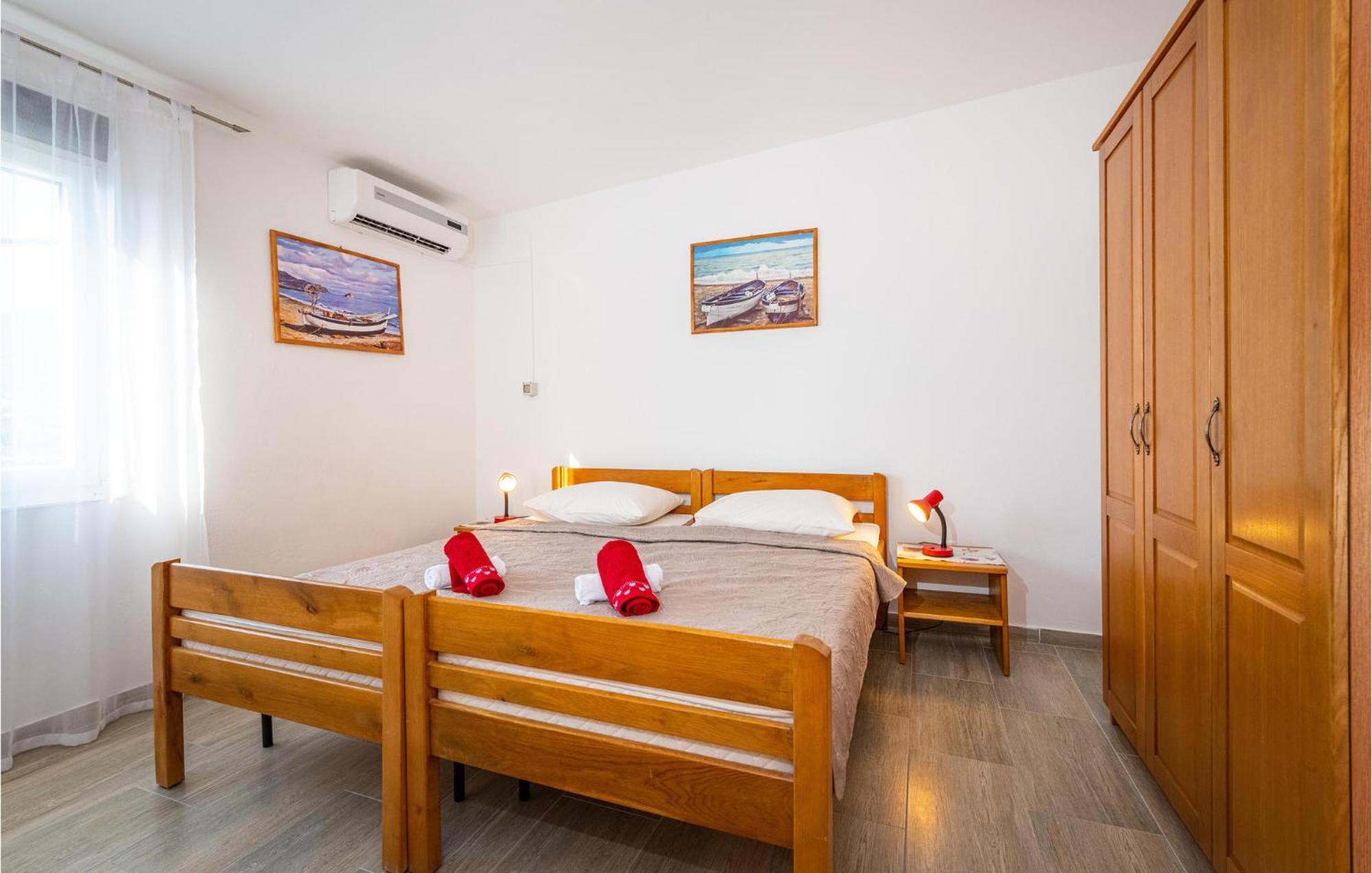 Awesome apartment in Rovanjska with 4 Bedrooms&WiFi Buitenkant foto