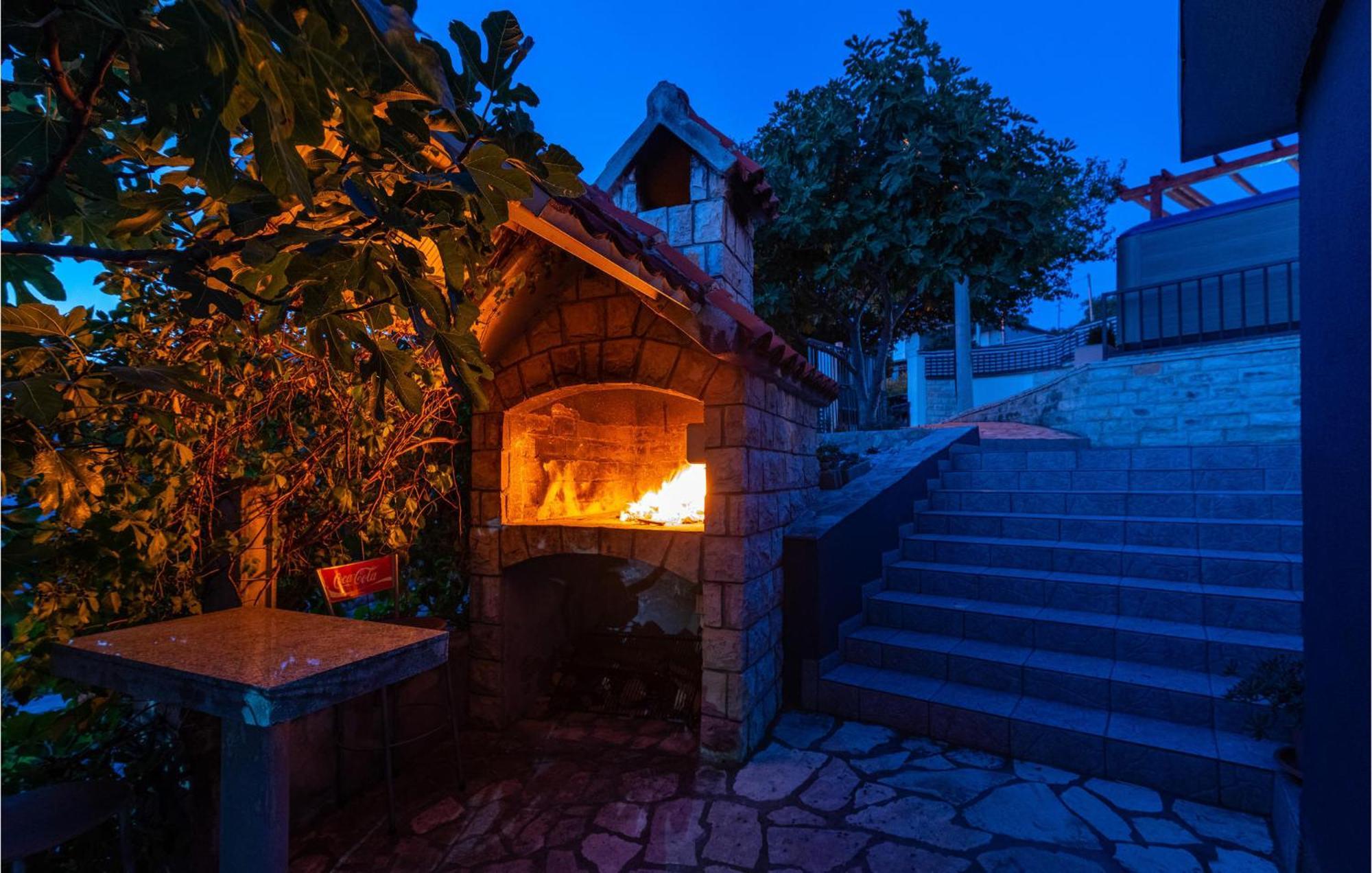 Awesome apartment in Rovanjska with 4 Bedrooms&WiFi Buitenkant foto